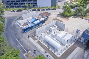 Nachhaltige Mobilität in der Region: Wasserstoff-Tankstelle und -Fahrzeuge. © Foto: Aschaffenburger Versorgungs-GmbH