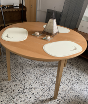Der Tisch ist ein früheres Projekt der Holzbrücke und dient als Beispielbild für die angebotene Ware. © Die Brücke 