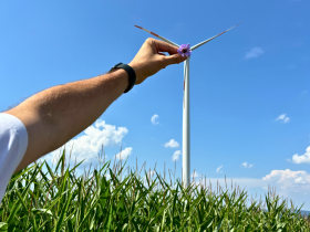 Eine der Windkraftanlagen des Windparks Guggenberg im Landkreis Miltenberg, © LAG Main4Eck Miltenberg e.V.